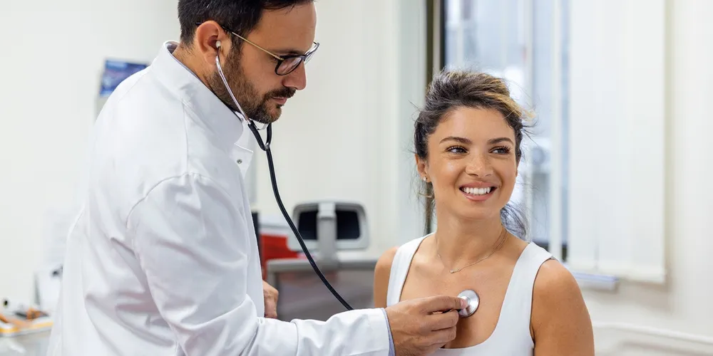 Histórico familiar, hipertensão arterial, tabagismo, sedentarismo, obesidade e alimentação inadequada podem contribuir para problemas cardiovasculares