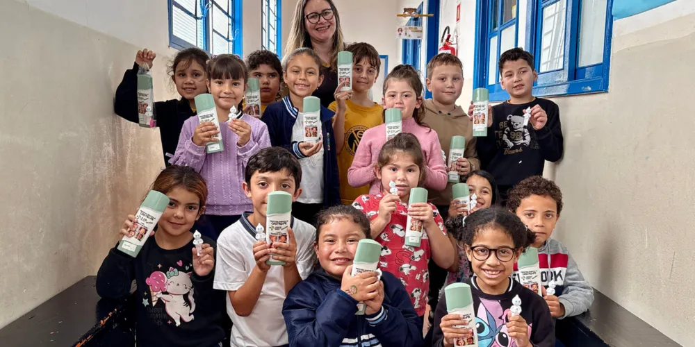 Alunos da Escola Municipal Vicente Machado receberam os kits nesta quinta (1º)