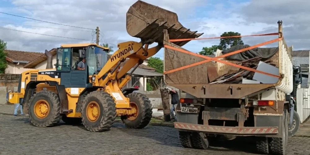 A limpeza faz parte das ações de recuperação do município após a enchente