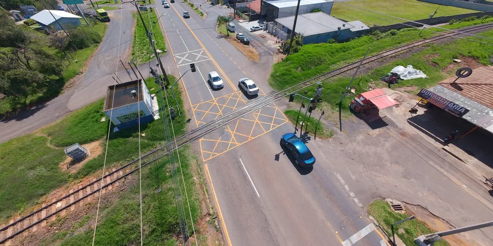 As linhas férreas atravessam espaços urbanos em Ponta Grossa