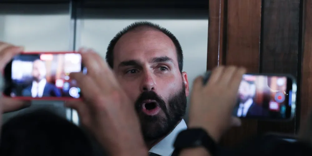 Na prática, Eduardo não deve cumprir a pena enquanto estiver no exterior