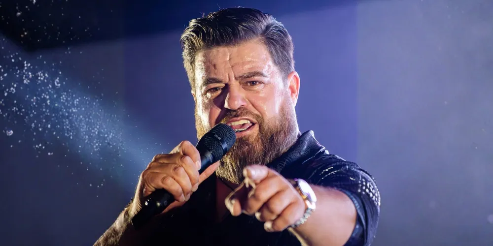 O cantor mantém uma agenda voltada principalmente para eventos corporativos, shows, festas, casamentos e apresentações para prefeituras