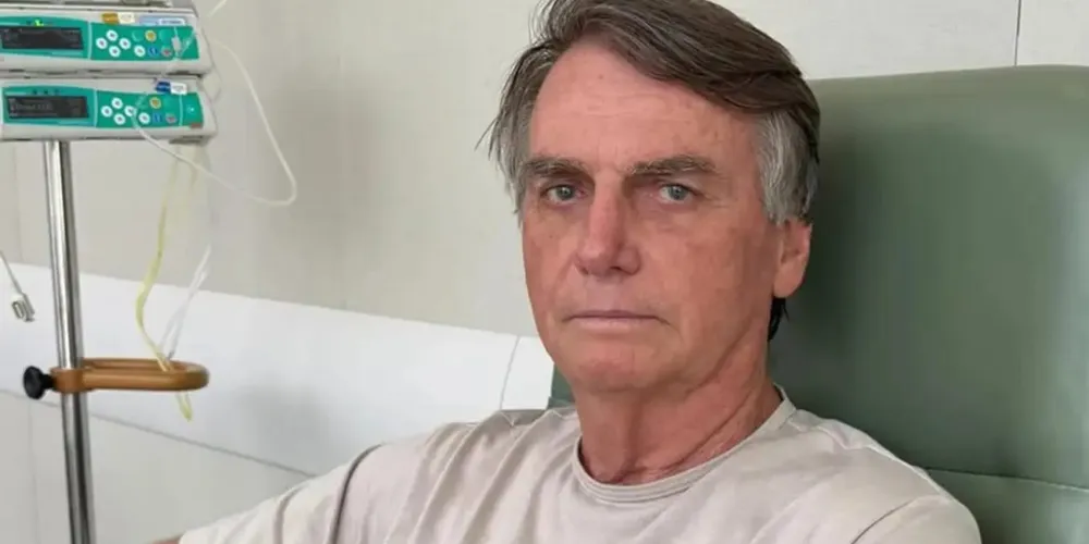Na publicação, Damares descreveu o momento como um dos mais difíceis e falou sobre o estado de saúde do ex-presidente