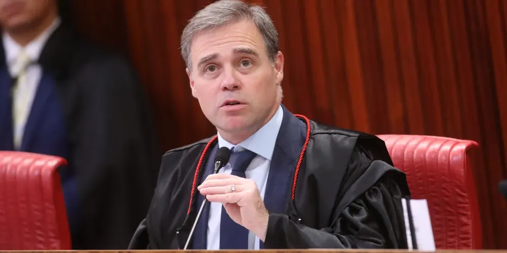 O ministro André Mendonça, em sessão plenária do TSE