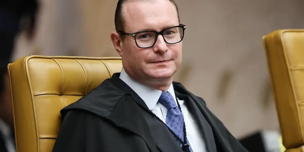 Ministro Cristiano Zanin em sessão plenária do STF