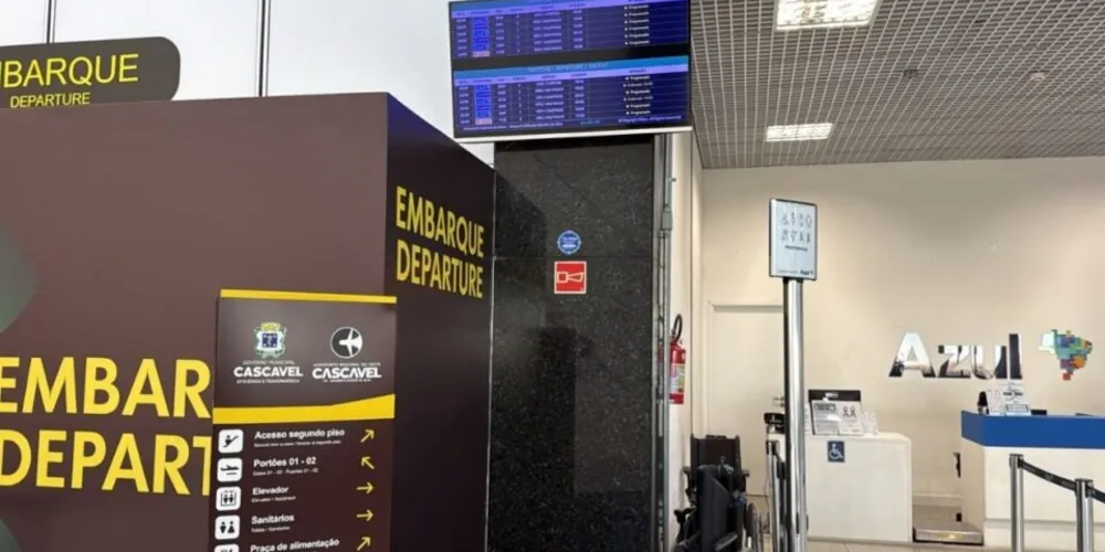 Saguão do Aeroporto Regional de Cascavel em dia marcado por cancelamento de voos da Azul