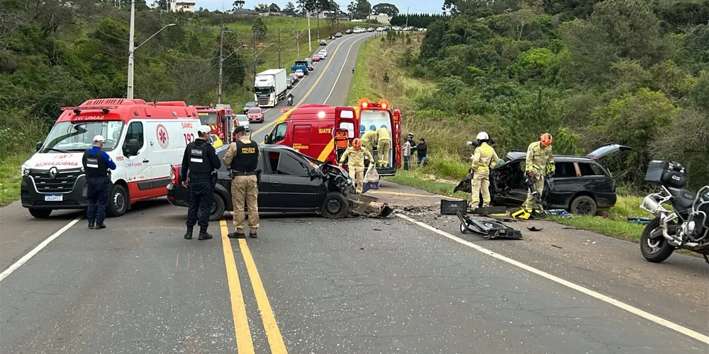 O acidente envolveu um carro e uma caminhonete na Rua Rio Cavernoso em Ponta Grossa