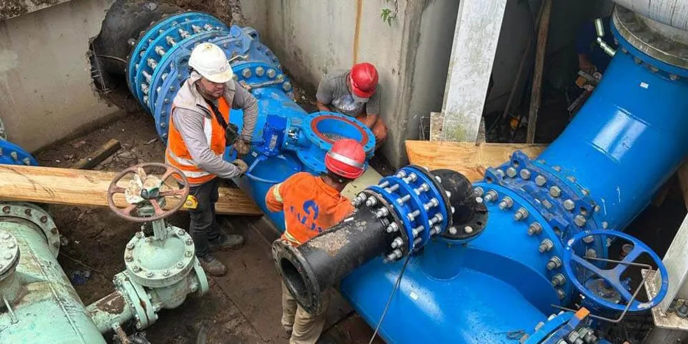 Profissionais da Defesa Civil Estadual, Copel, Sanepar e do Departamento de Estradas de Rodagem do Paraná (DER/PR) atuam nos restabelecimento do abastecimento de água e energia