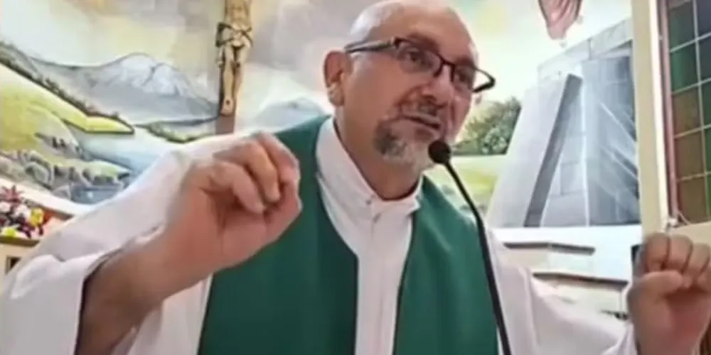 Padre Patricio Alfredo Sánchez Molinari durante sua última homilia em Guayaquil, minutos antes da tragédia