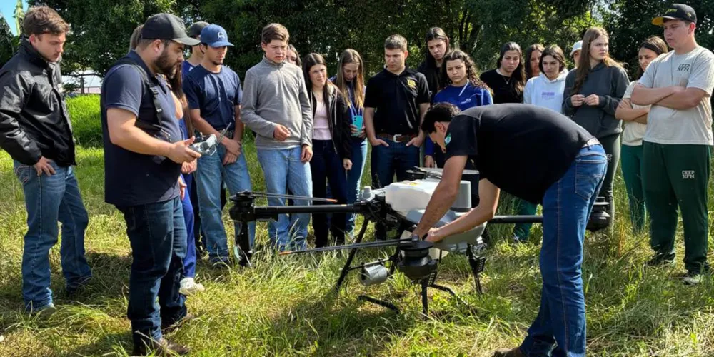 Estudantes de colégios agrícolas da rede estadual do Paraná passam a utilizar drones para aulas práticas de agricultura de precisão