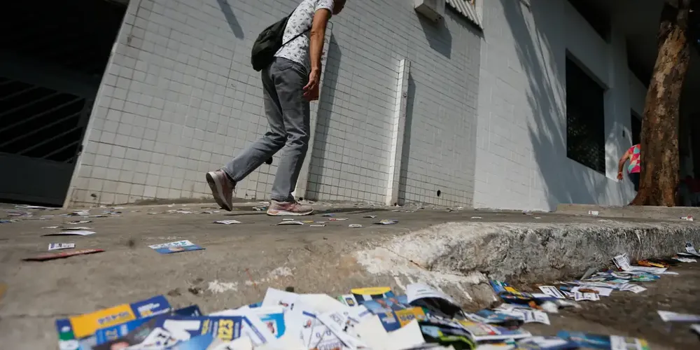 Quaisquer condutas proibidas por lei que comprometam a liberdade de escolha, a igualdade entre os candidatos e a legitimidade das eleições são classificadas como crimes eleitorais