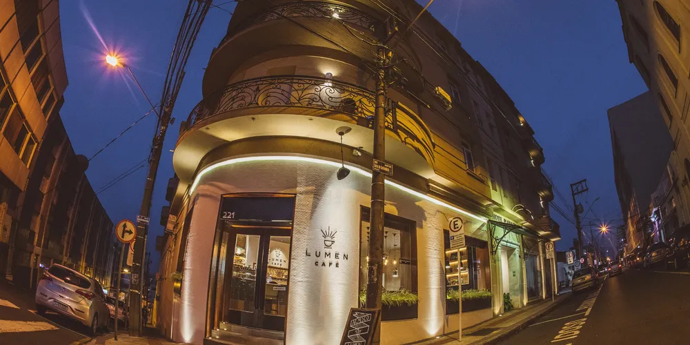 Outro diferencial é o Lumen Café, espaço gastronômico com opções de tortas e bolos e que está anexo ao hotel