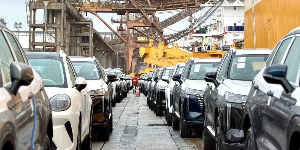 Navio cargueiro operando no Porto de Paranaguá, líder nacional na movimentação de veículos no mês de setembro
