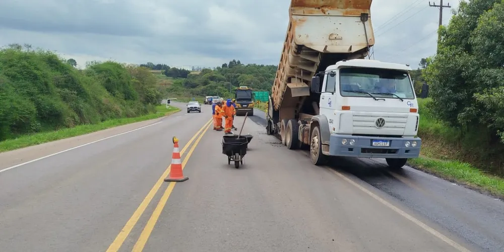 Ao trafegar por trechos em obras, condutores devem reduzir a velocidade e seguir com cautela