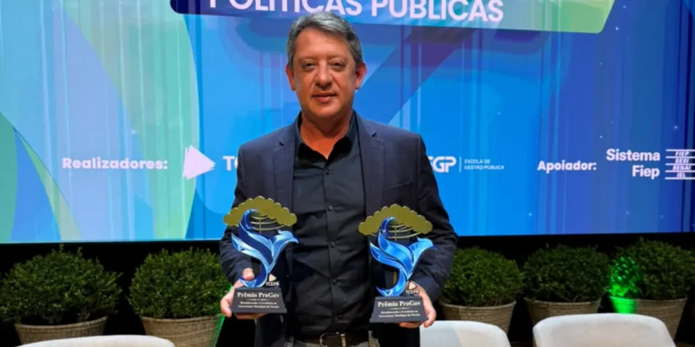 Gerson Nunes, prefeito de Sengés, recebeu os prêmios