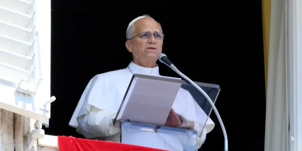 Papa Leão XIV já caminha no hospital após cirurgia