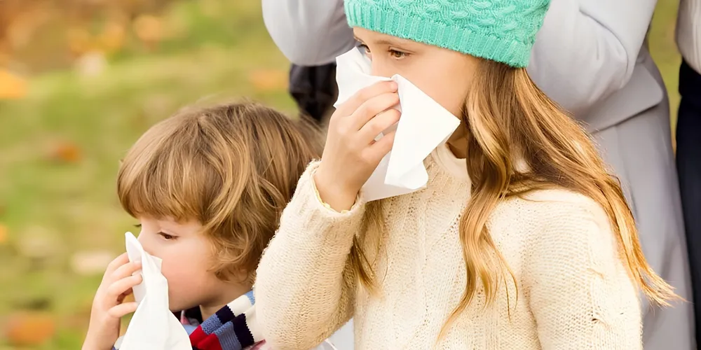 Medidas simples como lavar as mãos com água e sabão ou utilizar álcool 70%, evitar compartilhar objetos pessoais e manter distância de pessoas doentes ajudam a reduzir a transmissão