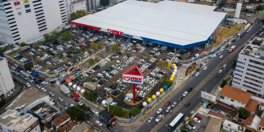 As lojas vendiam eletrodomésticos e móveis