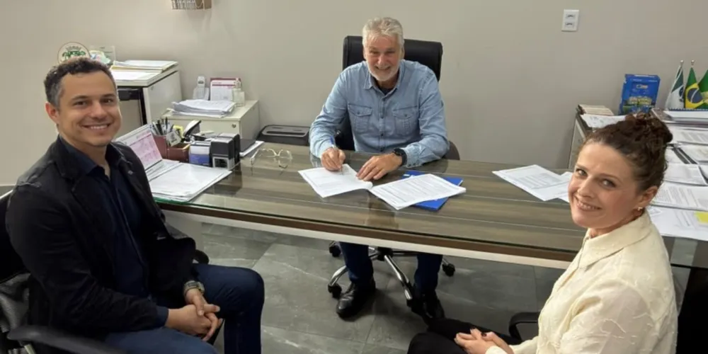 Michael Douglas Camilo, gerente da Regional Centro do Sebrae/PR, prefeito Bertoldo Rover e secretária da Agricultura e Pecuária, Cristiane Tabarro Borgo