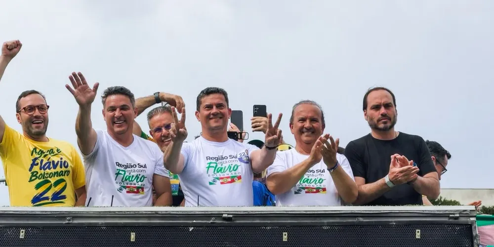 O governador eleito do Paraná, Sergio Moro (PL), liderou ato político em Curitiba neste sábado (17) em prol da campanha de Flávio Bolsonaro (PL) à Presidência da República