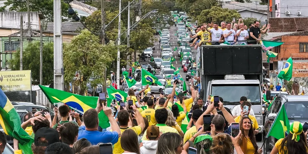A mobilização levou apoiadores de Flávio Bolsonaro às ruas de Curitiba
