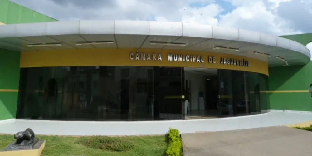 A cerimônia ocorre na Câmara Municipal