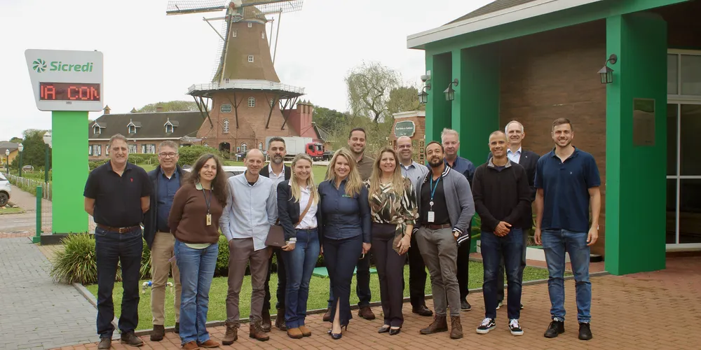 A visita teve como objetivo apresentar, na prática, o modelo de atuação da cooperativa, com destaque para o crédito rural