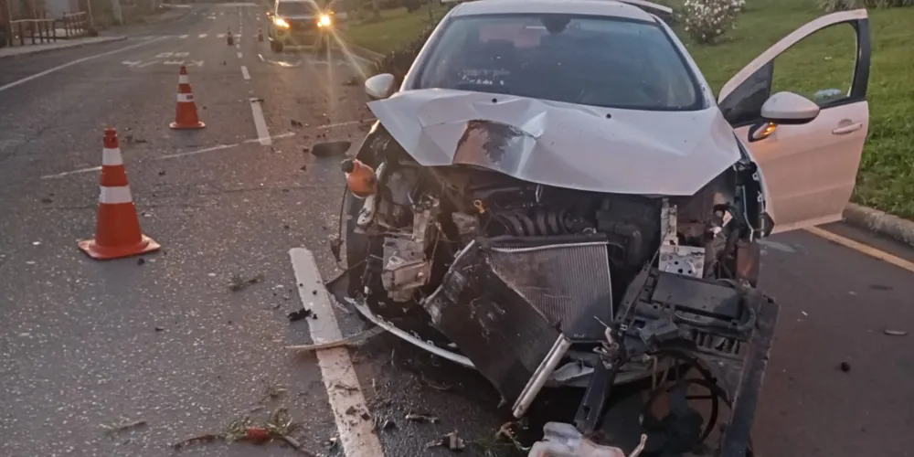 Colisão foi registrada no início deste domingo