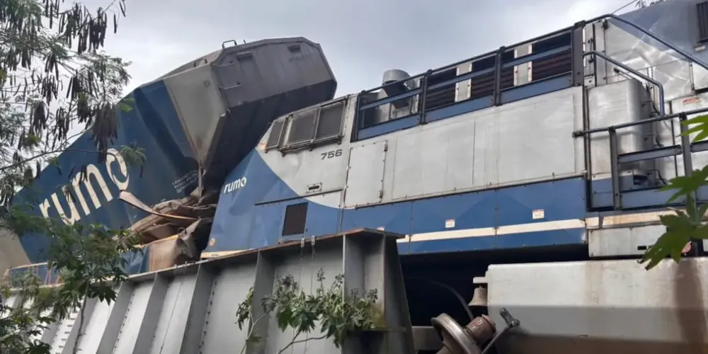 Parte da carga de milho caiu no Ribeirão Tatu