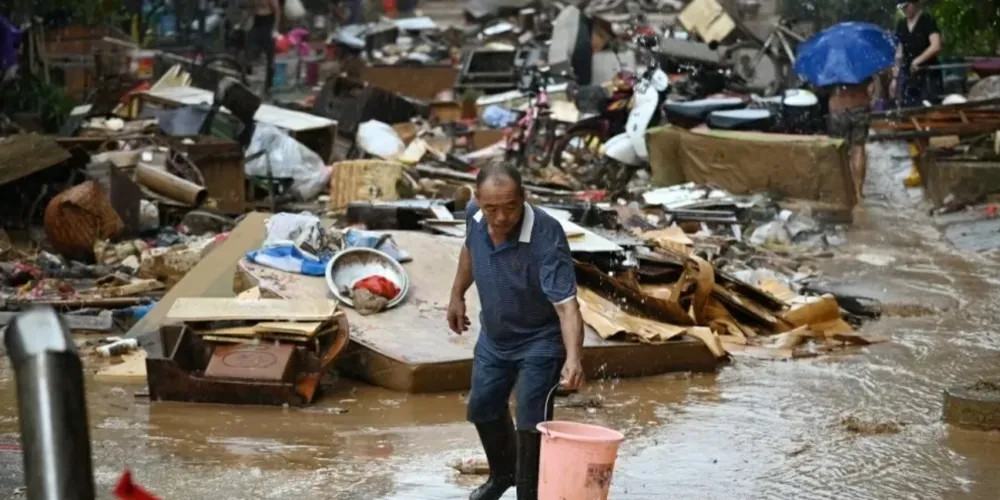 Efeitos da passagem de tempestade na região de Guangxi, no sudoeste da China, área sob alerta com a aproximação do tufão Champi