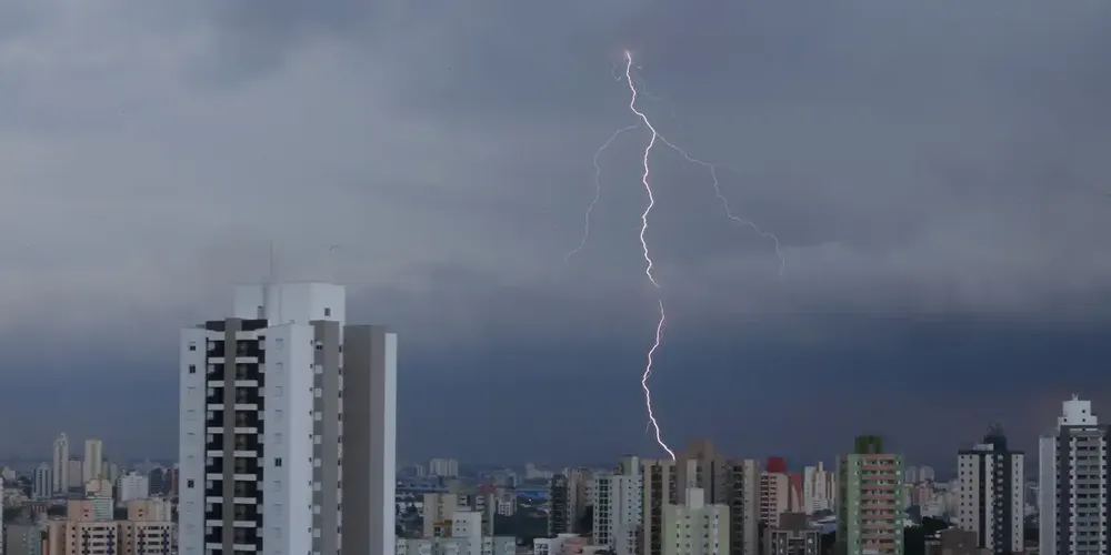 Foram registradas ocorrências relacionadas às condições climáticas em grande parte dos locais de votação monitorados no Estado