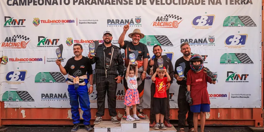 Arlei Tuchokski, na posição 1, comandou a festa do pódio da categoria Turismo  Injetado