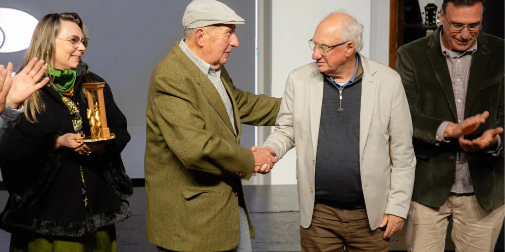 Evento homenageia empresas, profissionais e personalidades que contribuíram para o desenvolvimento de Castro