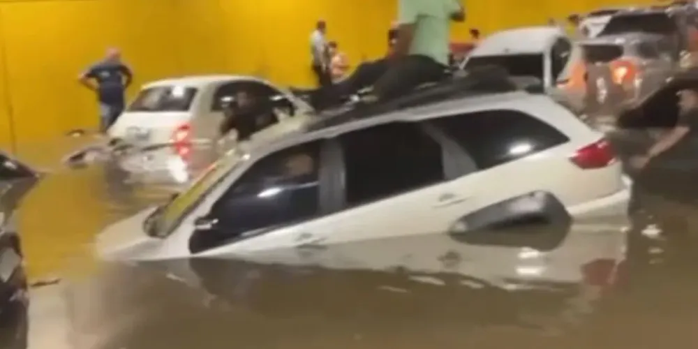 O Túnel do Anhangabaú, em São Paulo, ficou alagado na tarde desta quarta-feira (14)