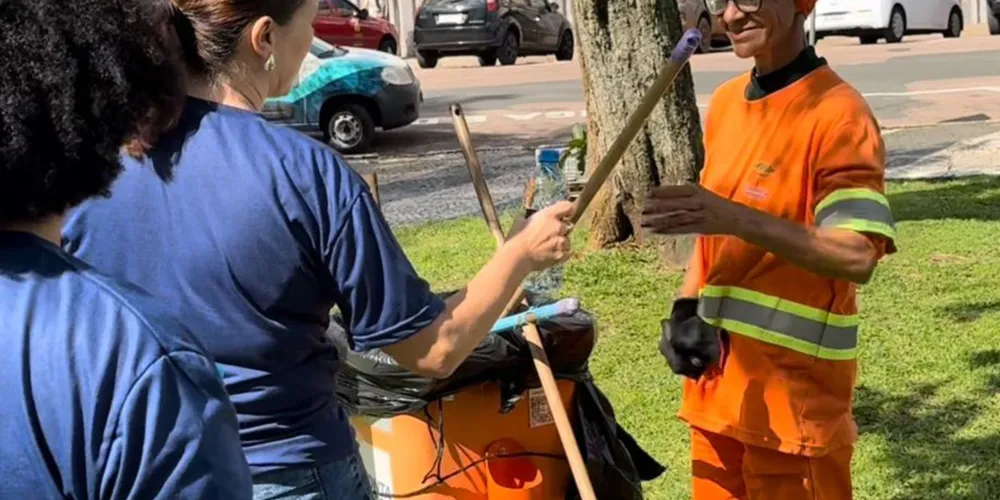 Ao todo, foram distribuídas 203 garrafinhas de água para trabalhadores do município