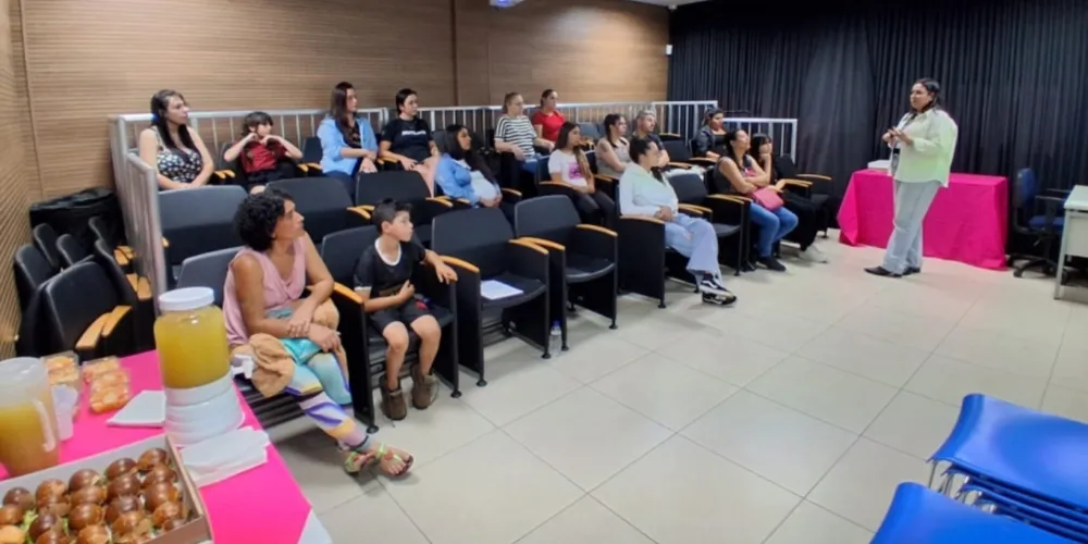 Durante os encontros, as participantes recebem orientações técnicas sobre cuidados com o bebê e com si mesma