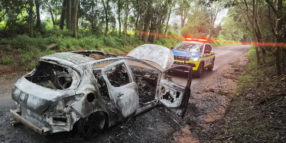 O Peugeot 308 Allure, encontrado abandonado e queimado, foi recolhido ao pátio
