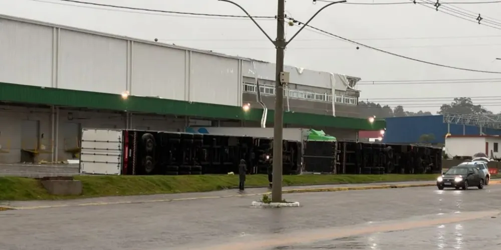 Caminhões estacionados em um centro de distribuição localizado próximo à BR-386 tombaram com a força do vendaval