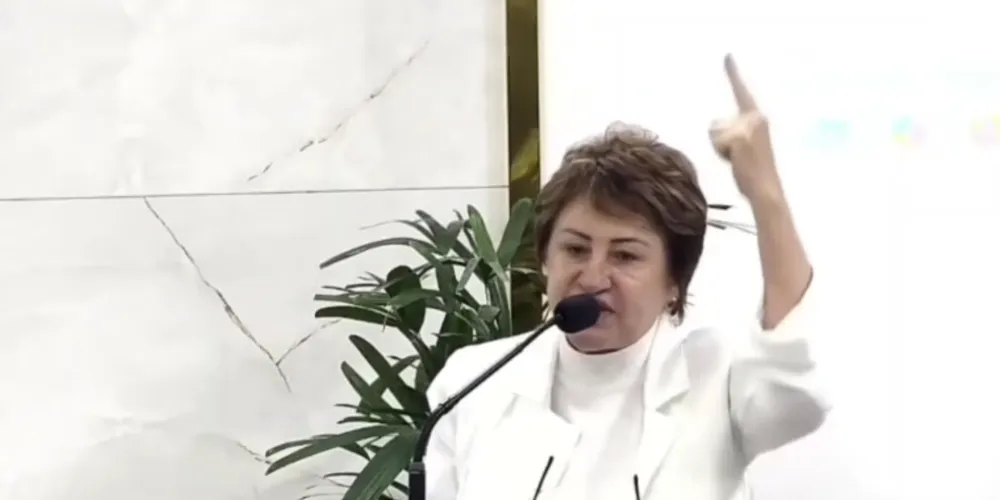 Plenário da Câmara Municipal de Nova Santa Rosa durante discurso de parlamentar após o pleito presidencial
