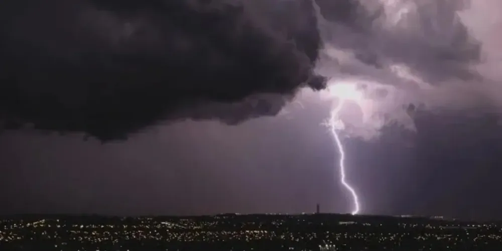A deterioração das condições meteorológicas começa a ganhar força a partir de uma área de baixa pressão vinda do Paraguai, somada à passagem de cavados atmosféricos