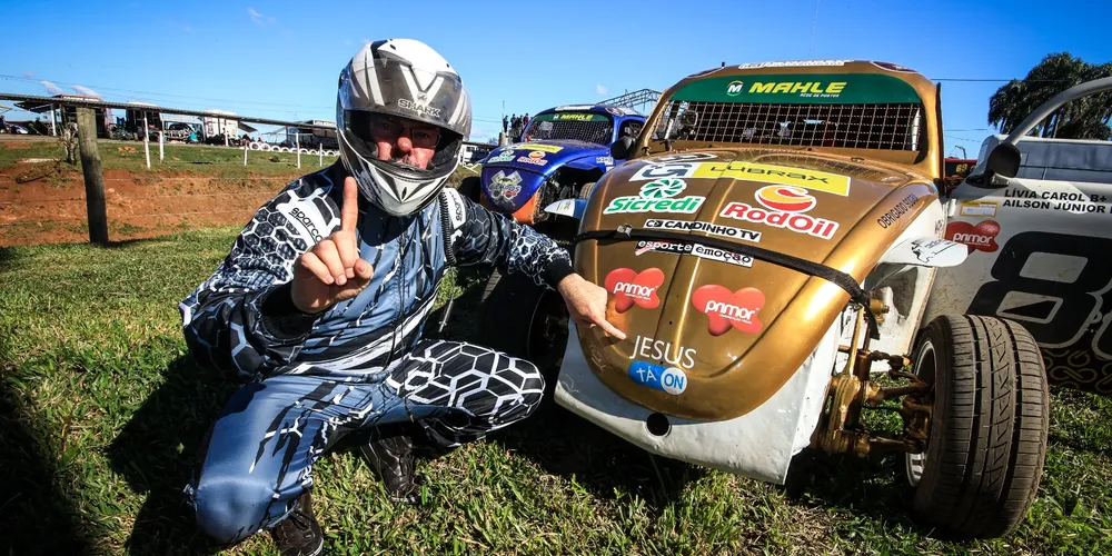 Ailson Jr. ao lado de seu Fusca Carburado