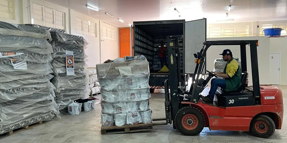 Foram encaminhadas 18,7 mil telhas para auxiliar no restabelecimento de imóveis danificados