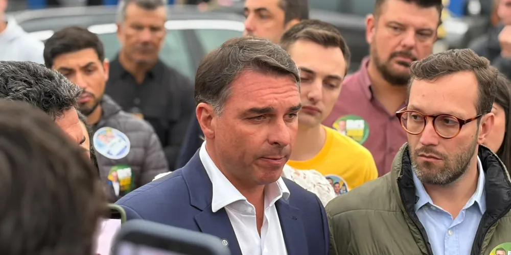 Flávio Bolsonaro (PL) conversou com a imprensa e tirou fotos com seus apoiadores na tarde deste sábado (5)