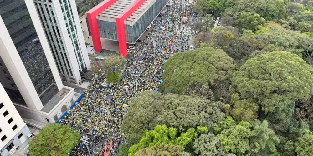 Manifestante se reuniram na Avenida Paulista nesta segunda-feira (7)