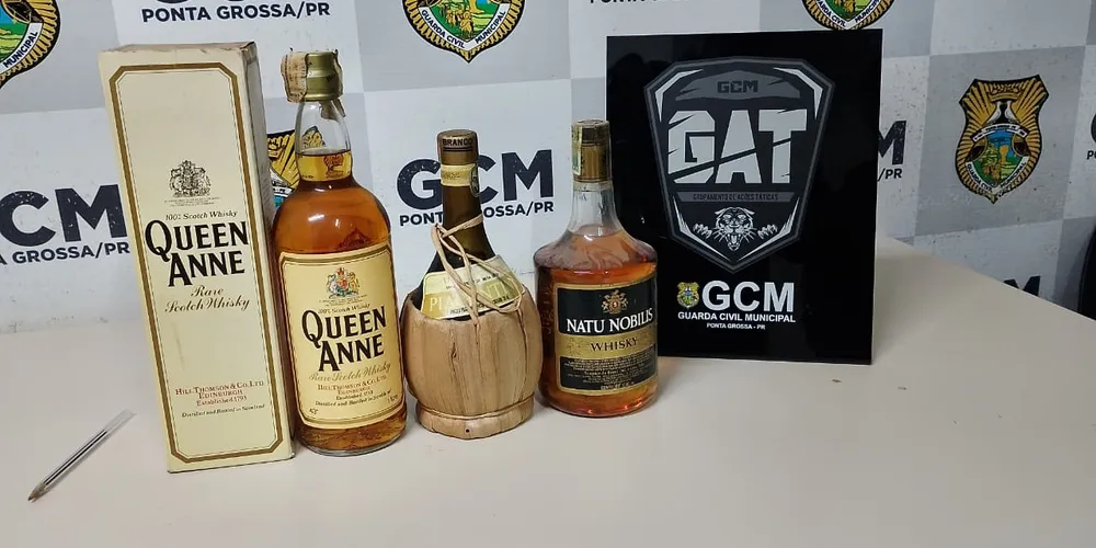 Os objetos foram abandonados por um suspeito que fugiu ao notar a presença policial na Rua Ermelino de Leão, no Centro de Ponta Grossa.