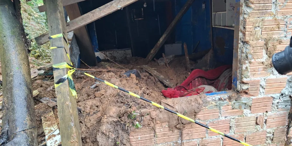 Três pessoas morreram após serem soterradas nessa quinta-feira (10), em Ponta Grossa