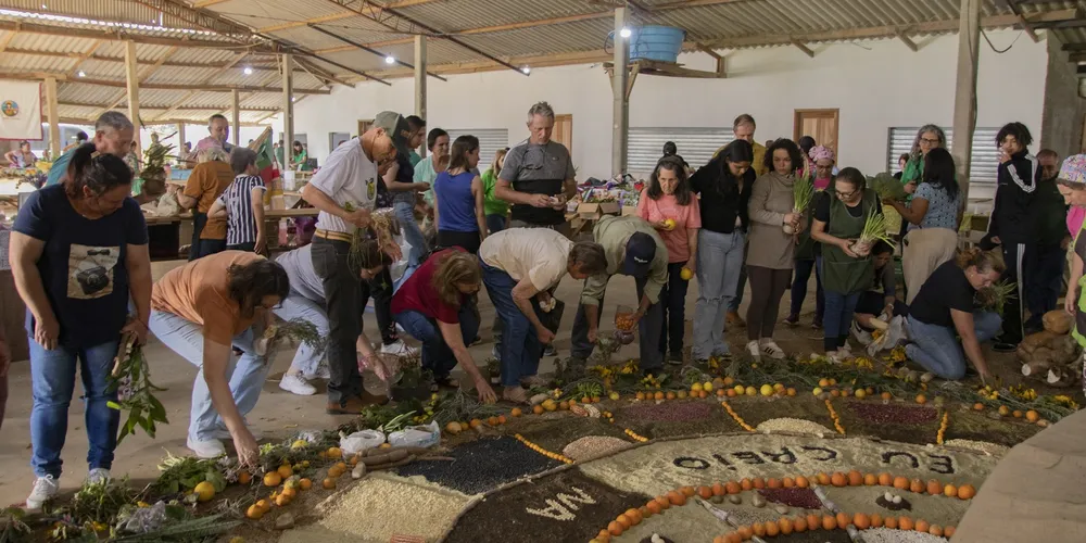 Além da troca e comercialização de sementes crioulas, o público encontrará mudas, plantas, flores, alimentos produzidos pelas famílias agricultoras e artesanato