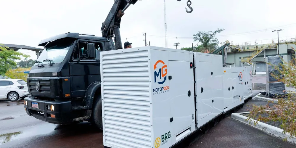 Caminhões-pipa e geradores estão sendo enviados pela Sanepar por rotas alternativas