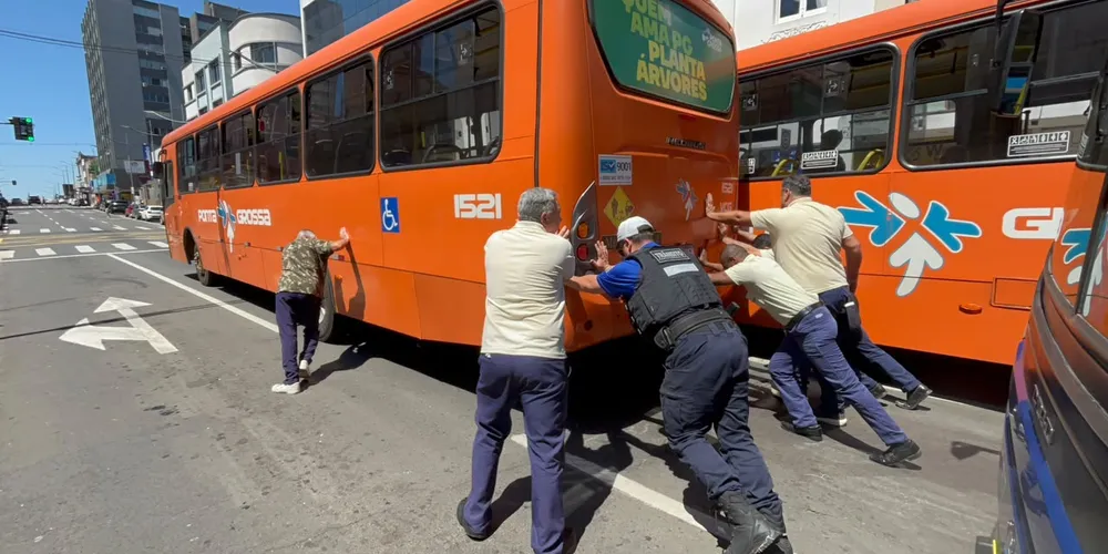 A situação provocou a retenção de outros três coletivos, que também não conseguiram passar pelo trecho