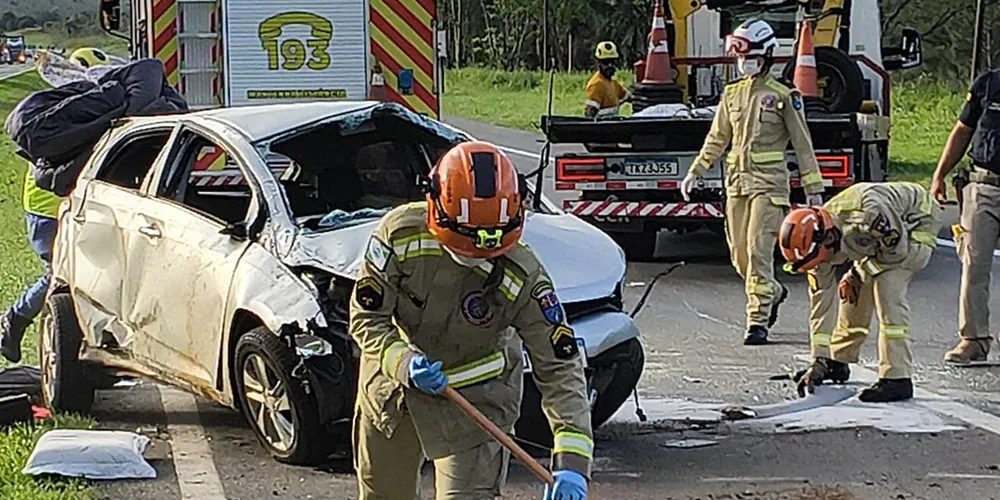 Equipes do Corpo de Bombeiros e do Samu estiveram no local